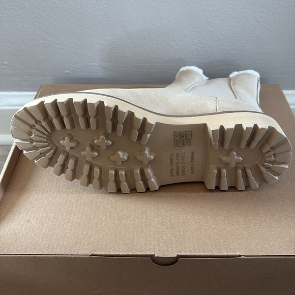 NWT J Crew Sherpa-Lined Chelsea boots, size 8.5 - Picture 3 of 6